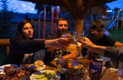 prijatelji-vecera-zdravica-terasa