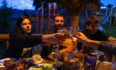 prijatelji-vecera-zdravica-terasa